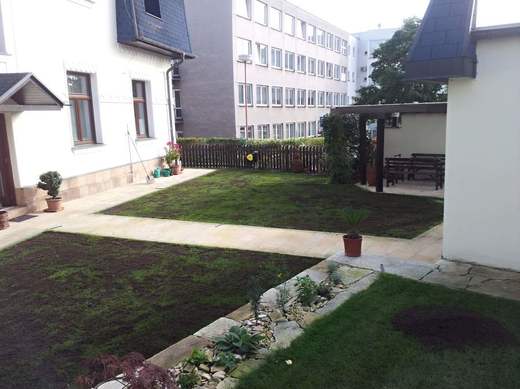 Jednoduchá renovace trávníku po provedené vertikutaci. Rozložení bezplevelného trávníkového substrátu, výsev nebo dosev travní směsí s dominancí jílků vytrvalých a případné nahnojení hnojivem dle ročního období.